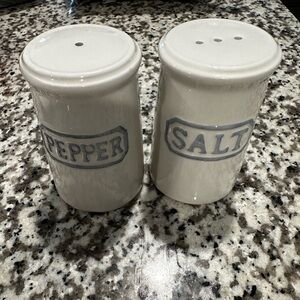 Farmhouse salt and pepper shakers set GUC
